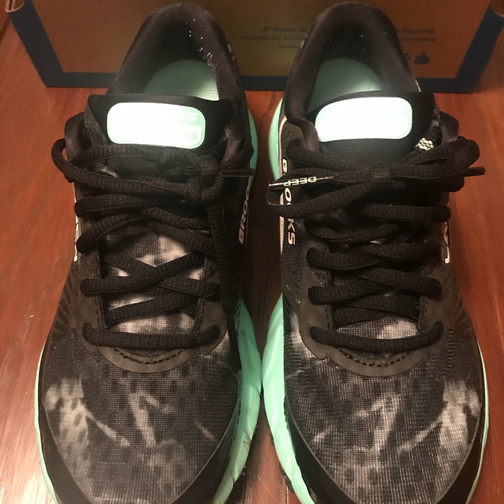 Brooks woman’s Launch 3 size 6